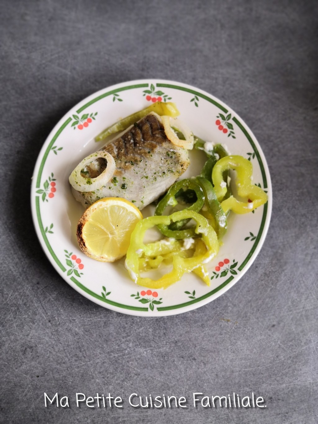 Dos de lieu noir citronné sur lit de&nbsp;poivrons