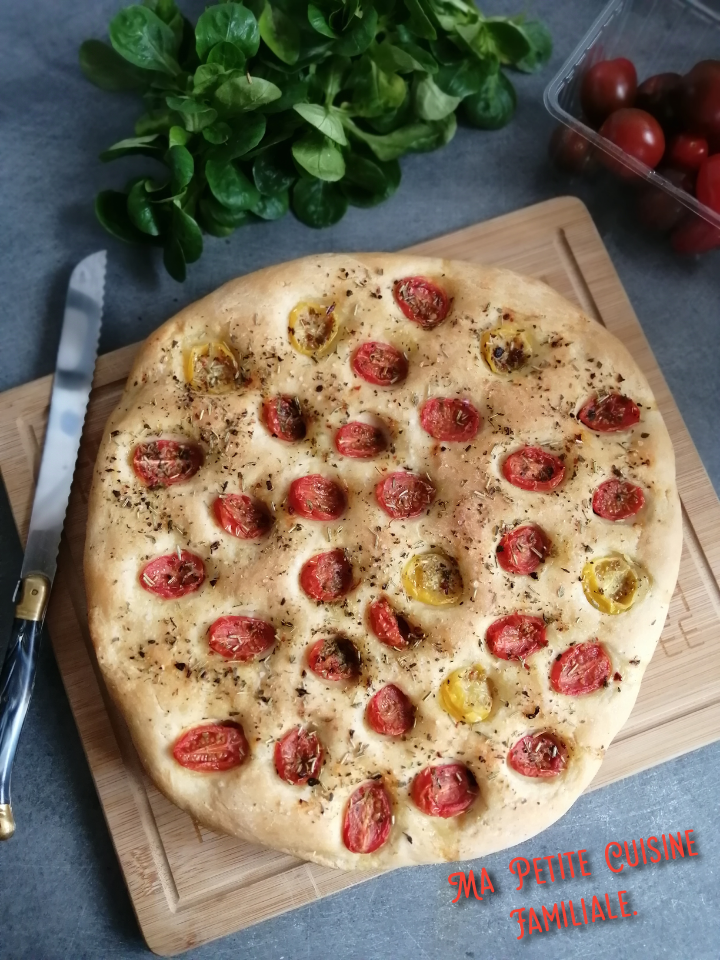 Focaccia : Un Pain Italien à Personnaliser. Tomates Cerises, épices à&nbsp;Pizza.