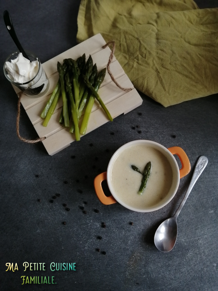 Velouté aux épluchures d&rsquo;asperges et St-morêt