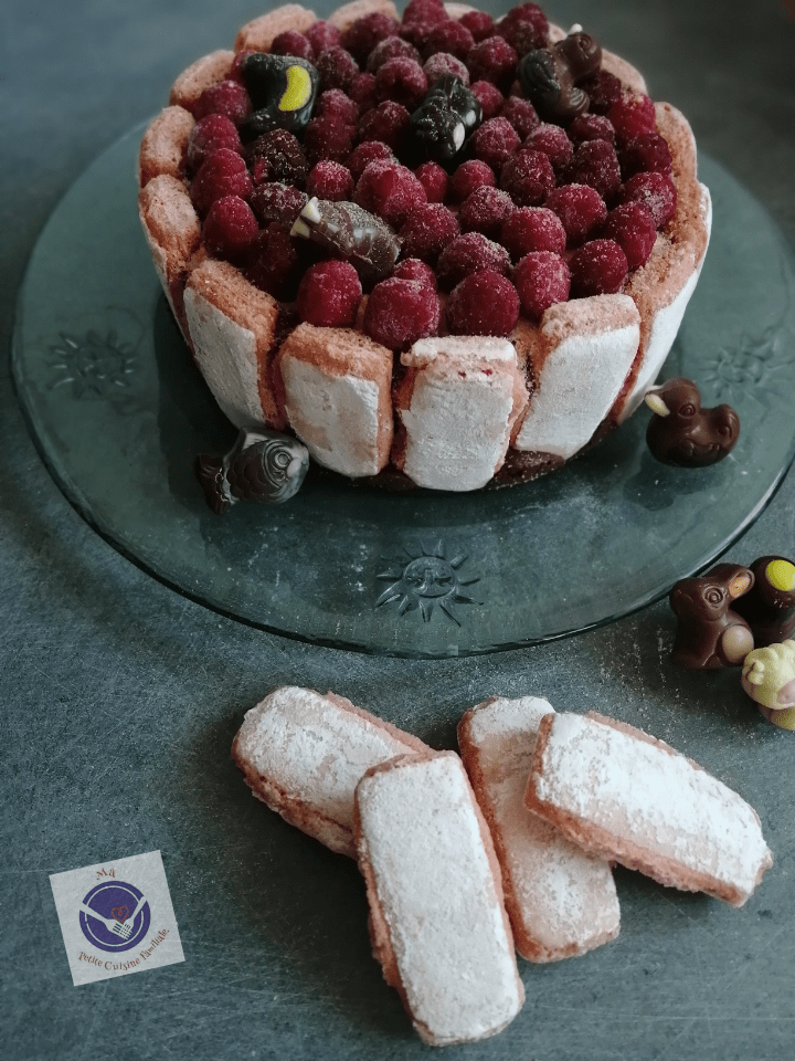 Charlotte de Pâques mousse chocolat, biscuits roses,&nbsp;framboises