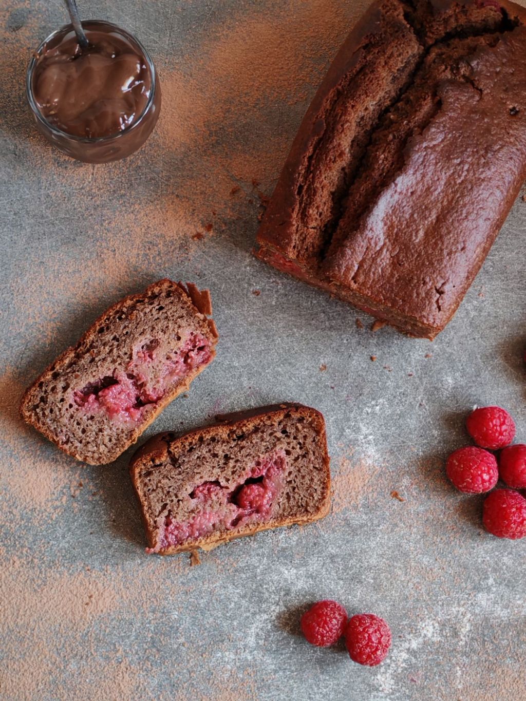 Le bonheur se cache dans un cake fait maison : Danette chocolat et&nbsp;framboises