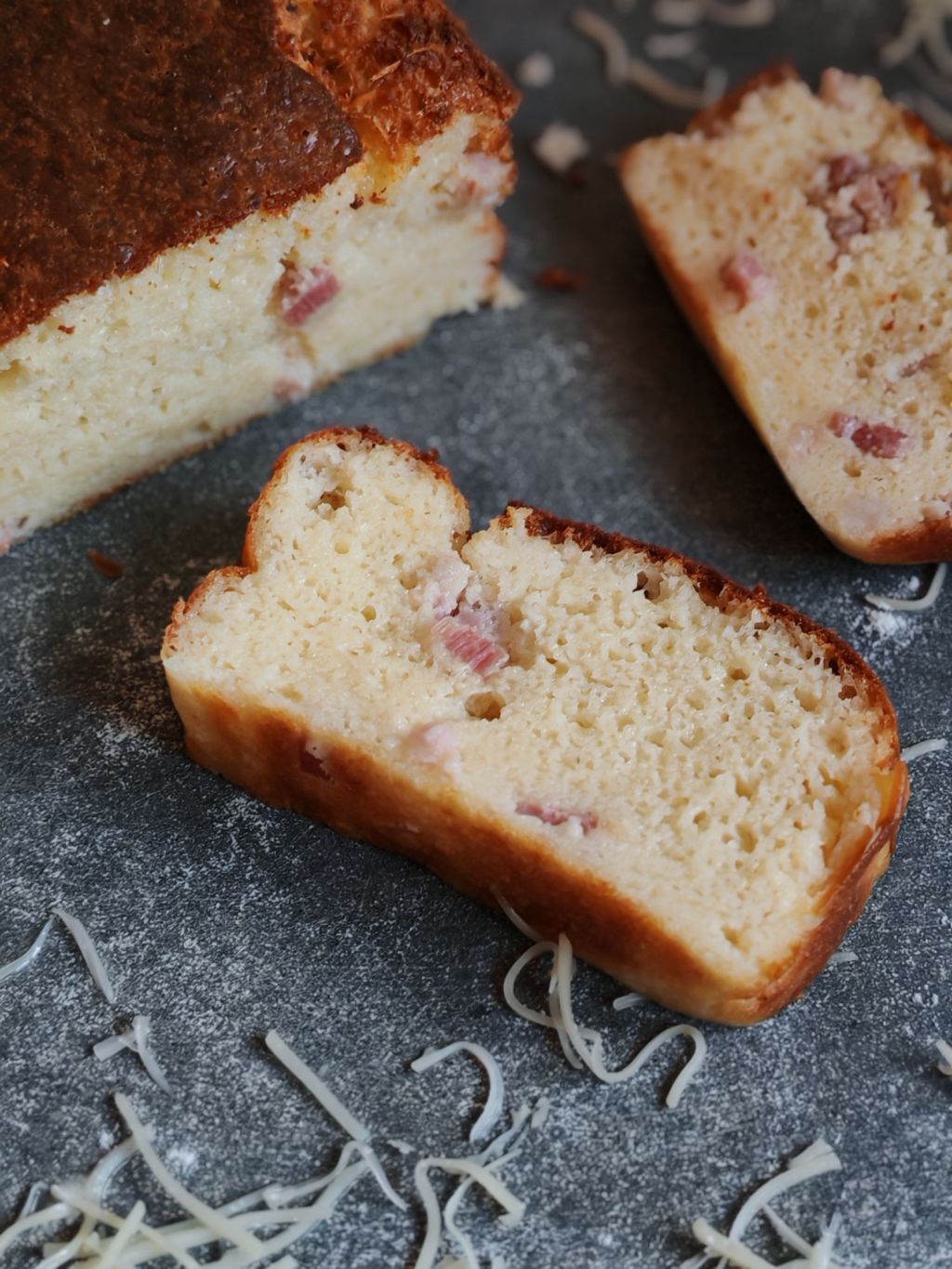 Comment Cuisiner Rapidement avec des Ingrédients de Base : cake salé, crème et&nbsp;lardons.